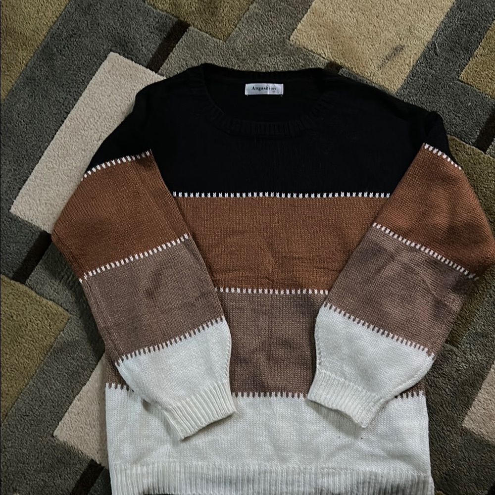 Modern Black and Brown Crewneck Sweater with Ribbed Texture
